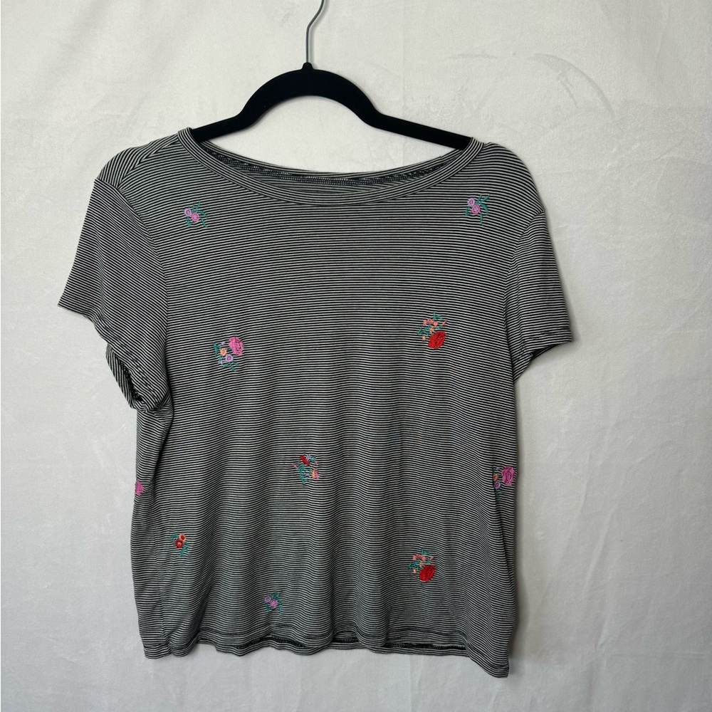 AMERICAN EAGLE STRIPED WITH FLOWER ACCENT TEE